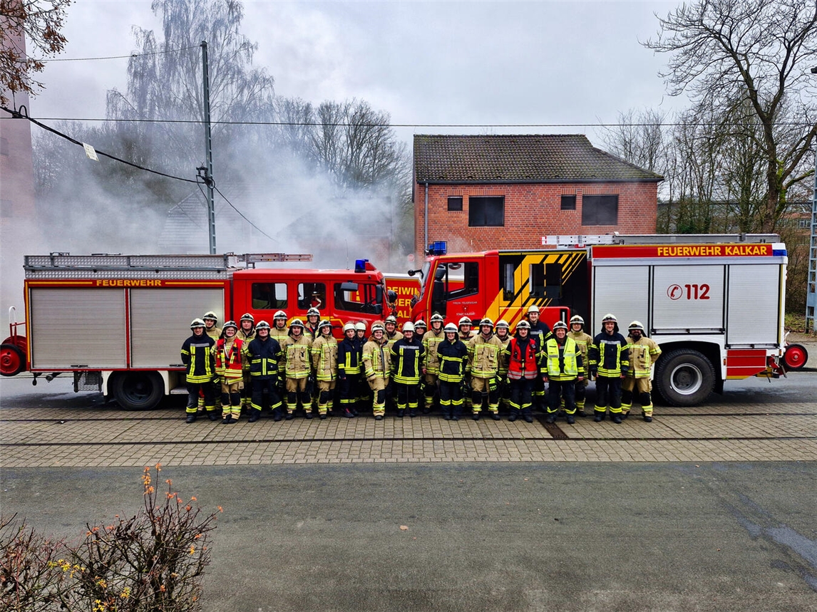 Die teilnehmenden Kameraden der Feuerwehr Wissel mit ihren Fahrzeugen. Foto: Feuerwehr Wissel