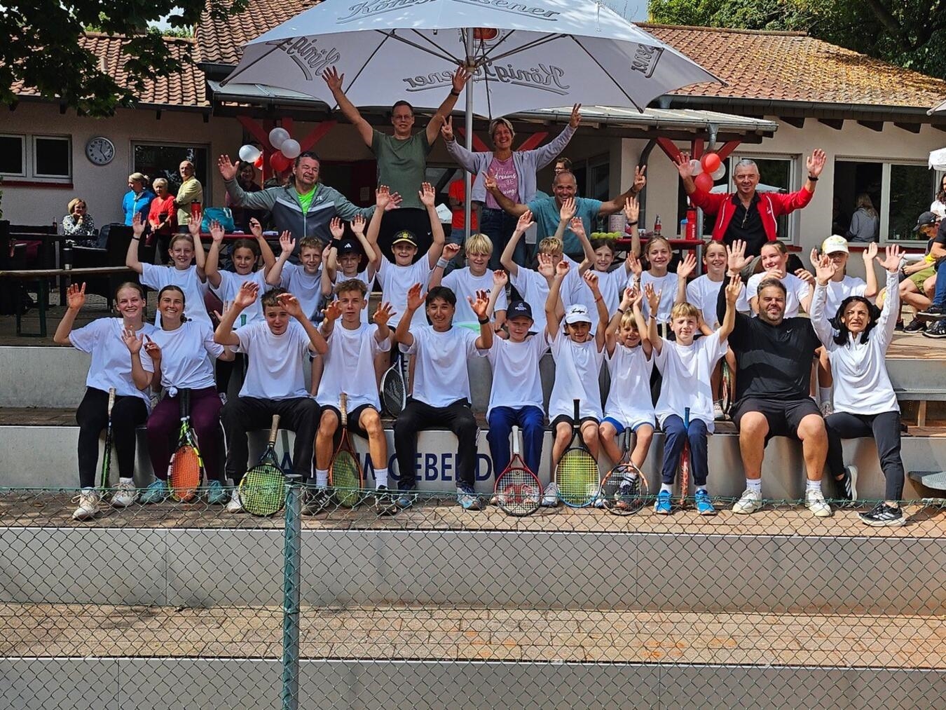 Die teilnehmenden Kinder und Jugendlichen, die unterstützenden erfahrenen Tennisspieler und Jugendwartin Hanifa Parzigas (unten rechts) waren bester Stimmung beim „Tag des Jugendmatches“. Foto: privat