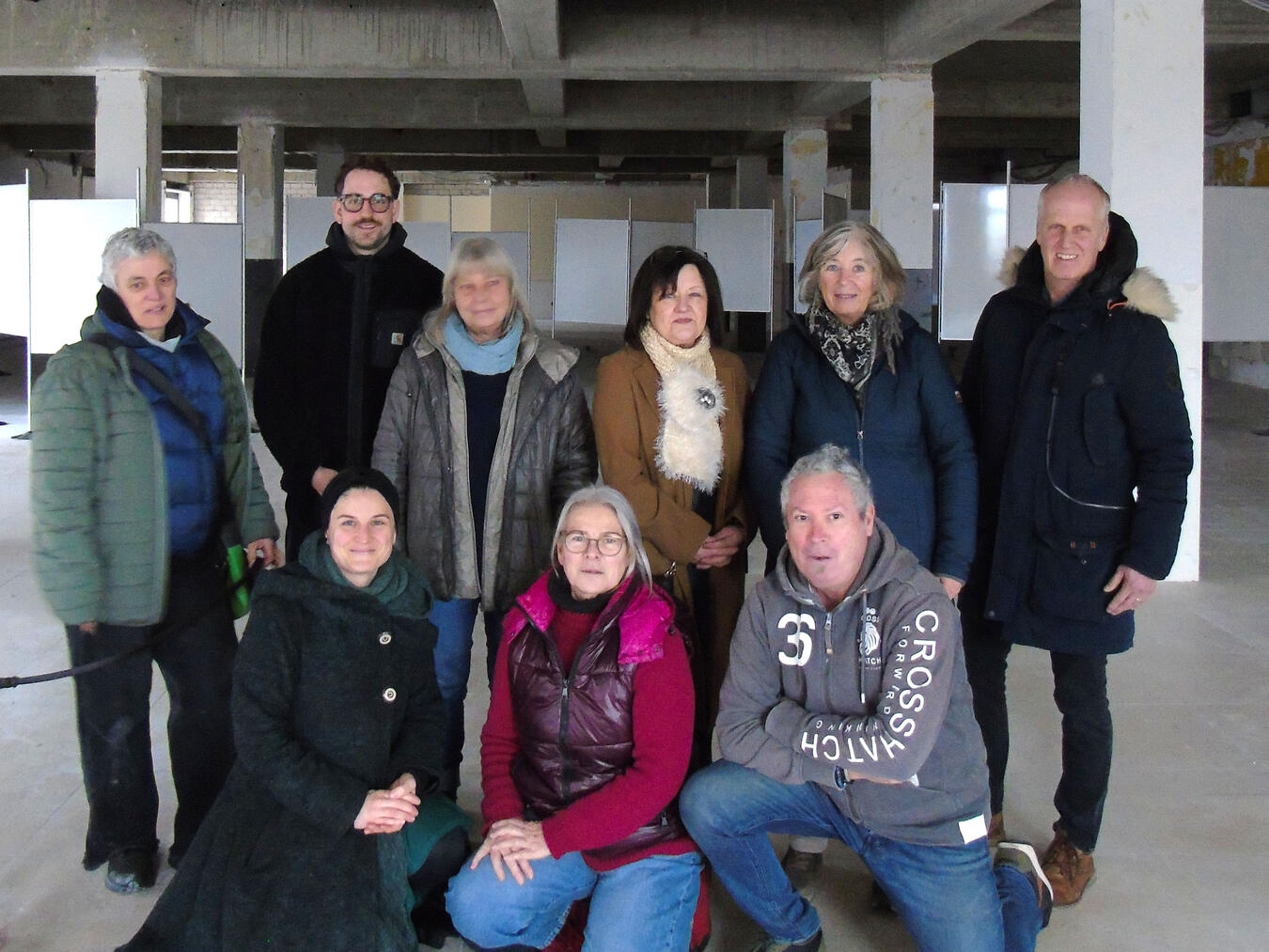 Die teilnehmenden Künstler (v.l.) Beate Klein, Yuelz, Corinna Lenzen, Arnhild Koppel, Maria Lake, Gaby Richter-Eggen, Ralf Buchholz , Sabine Molderings mit Straelens Wirtschaftsförderer Uwe Bons.Foto: privat