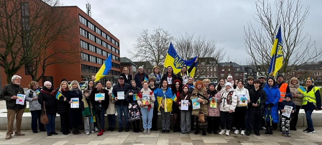 Die Teilnehmer auf dem Peter-Plümpe-Platz. Foto: privat