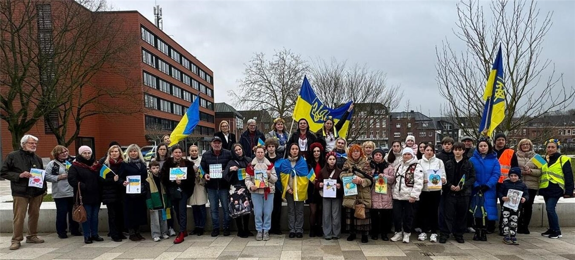 Die Teilnehmer auf dem Peter-Plümpe-Platz. Foto: privat