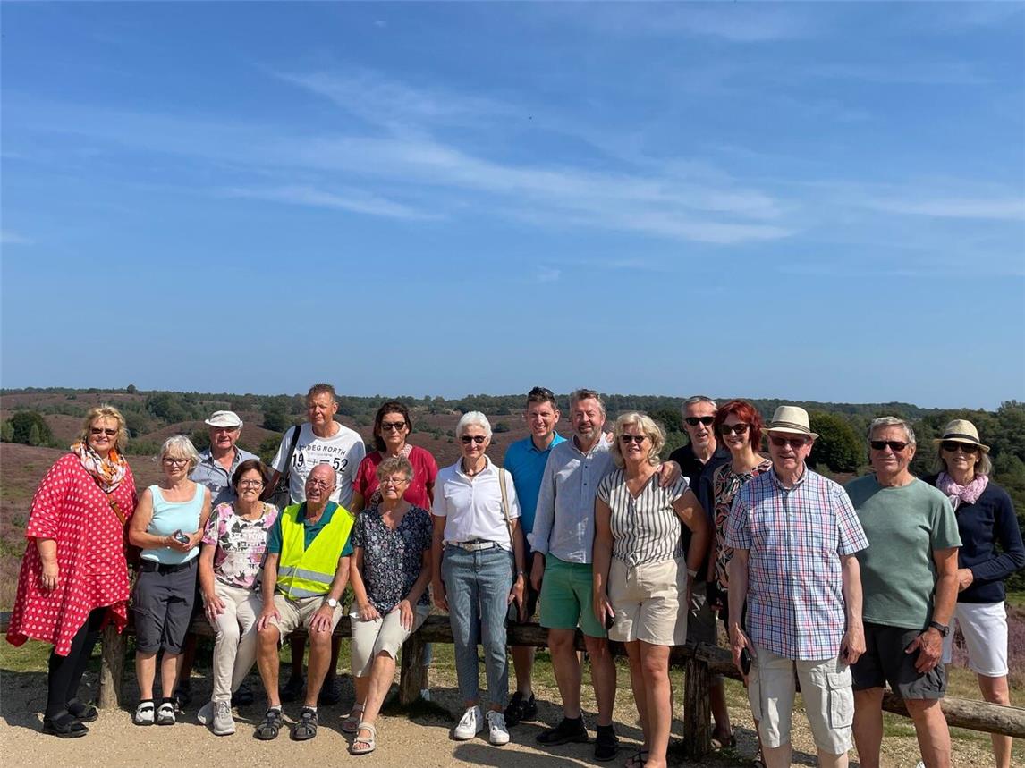 Die Teilnehmer aus Elten der Kneipp-Radtour in der blühenden Heide. Foto: privat