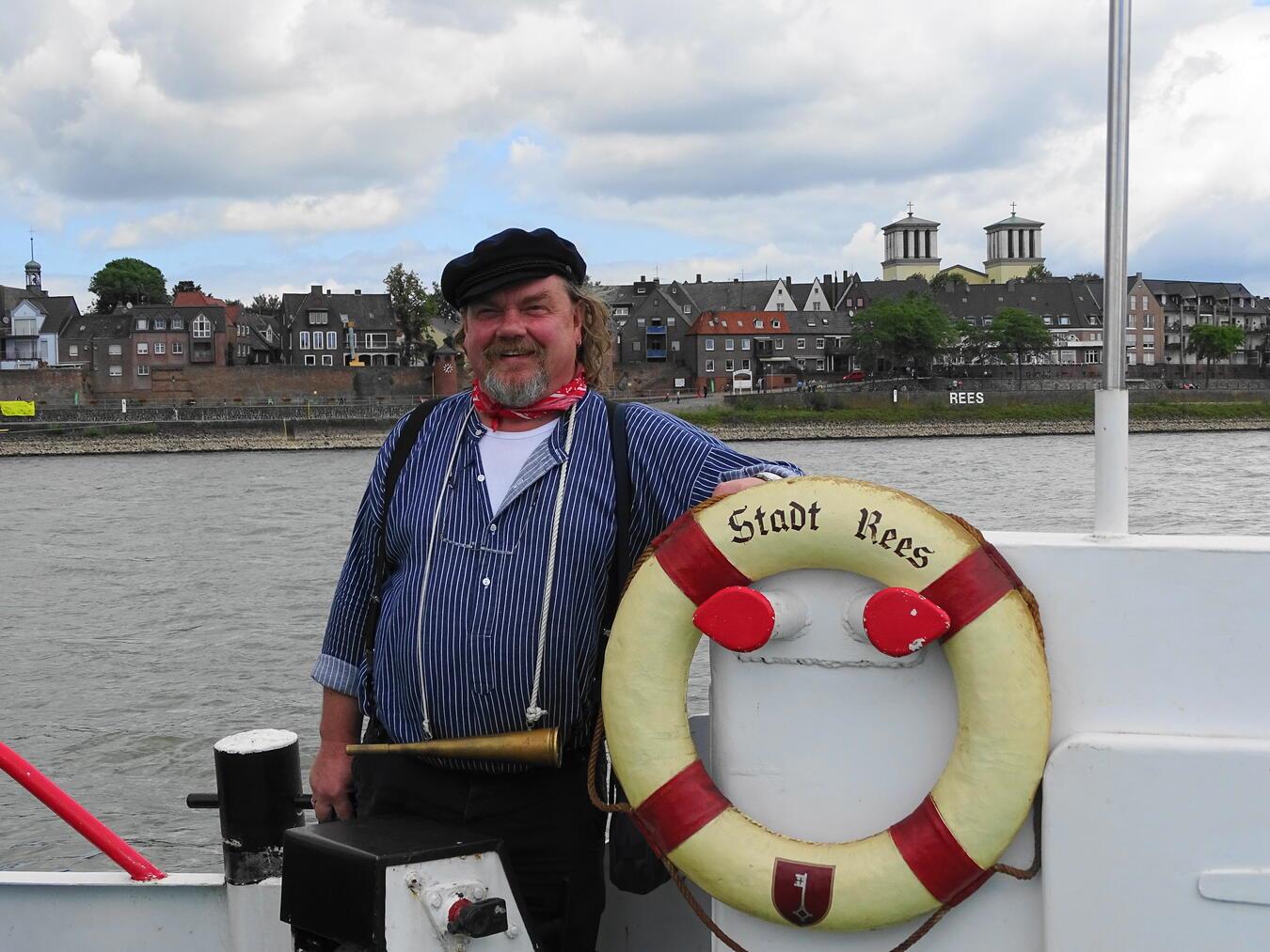 Die Teilnehmer begleiten „Hein vom Rhein“ auf seiner Tour durch die Zeiten des längsten Flusses in Deutschland. Foto: Stadt Rees