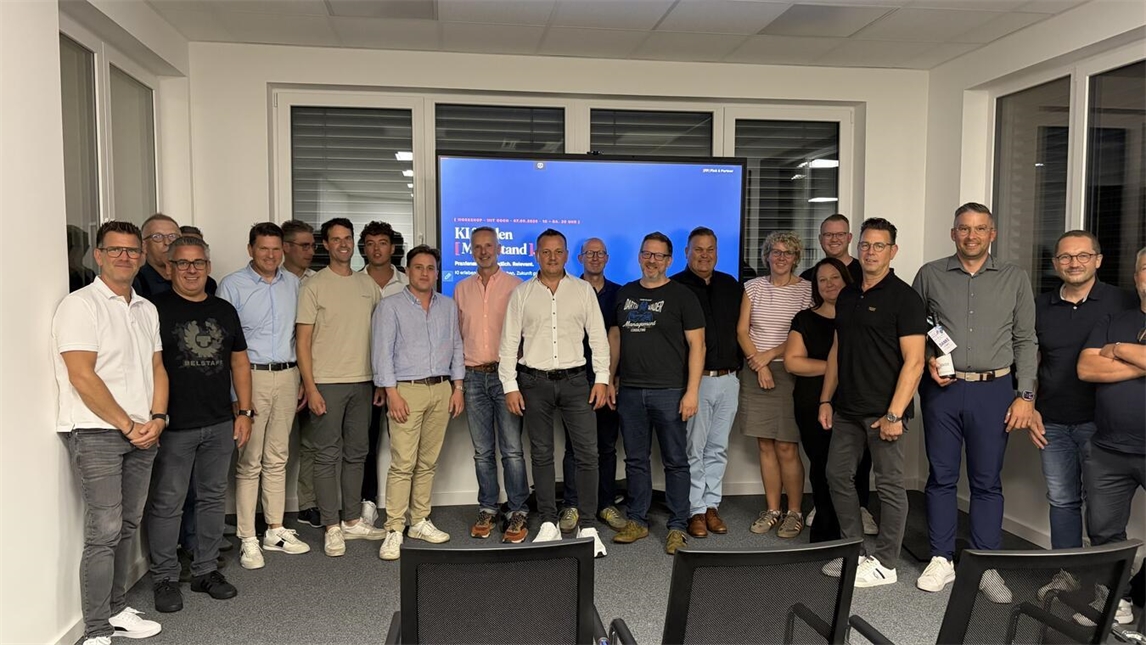 "Teilnehmer erhalten praktische Tipps bei einem Workshop, umsetzbar und effektiv, Foto privat."