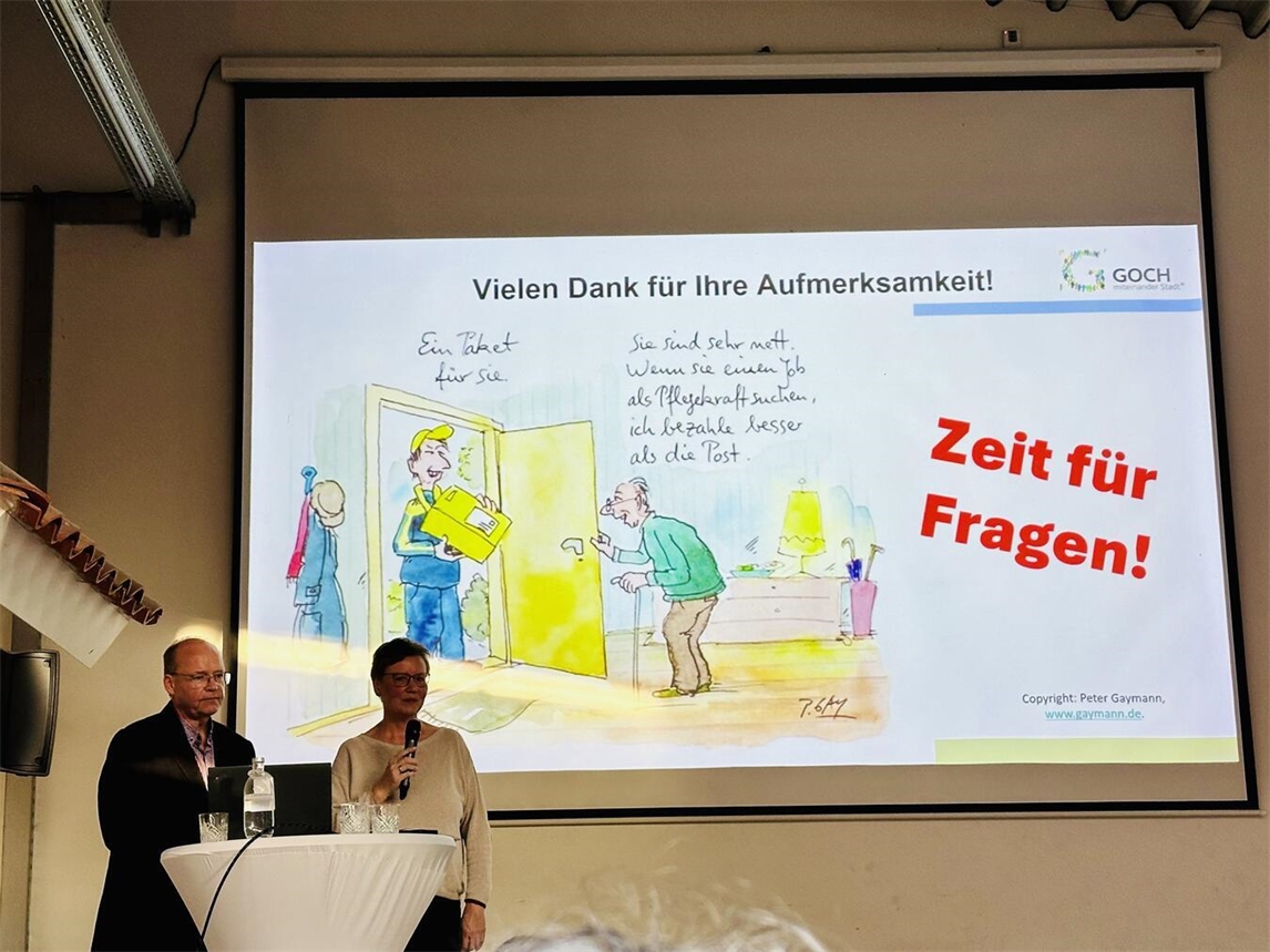 "Gruppe von Teilnehmern erhält wichtige Tipps bei einem Seminar, Foto: privat"