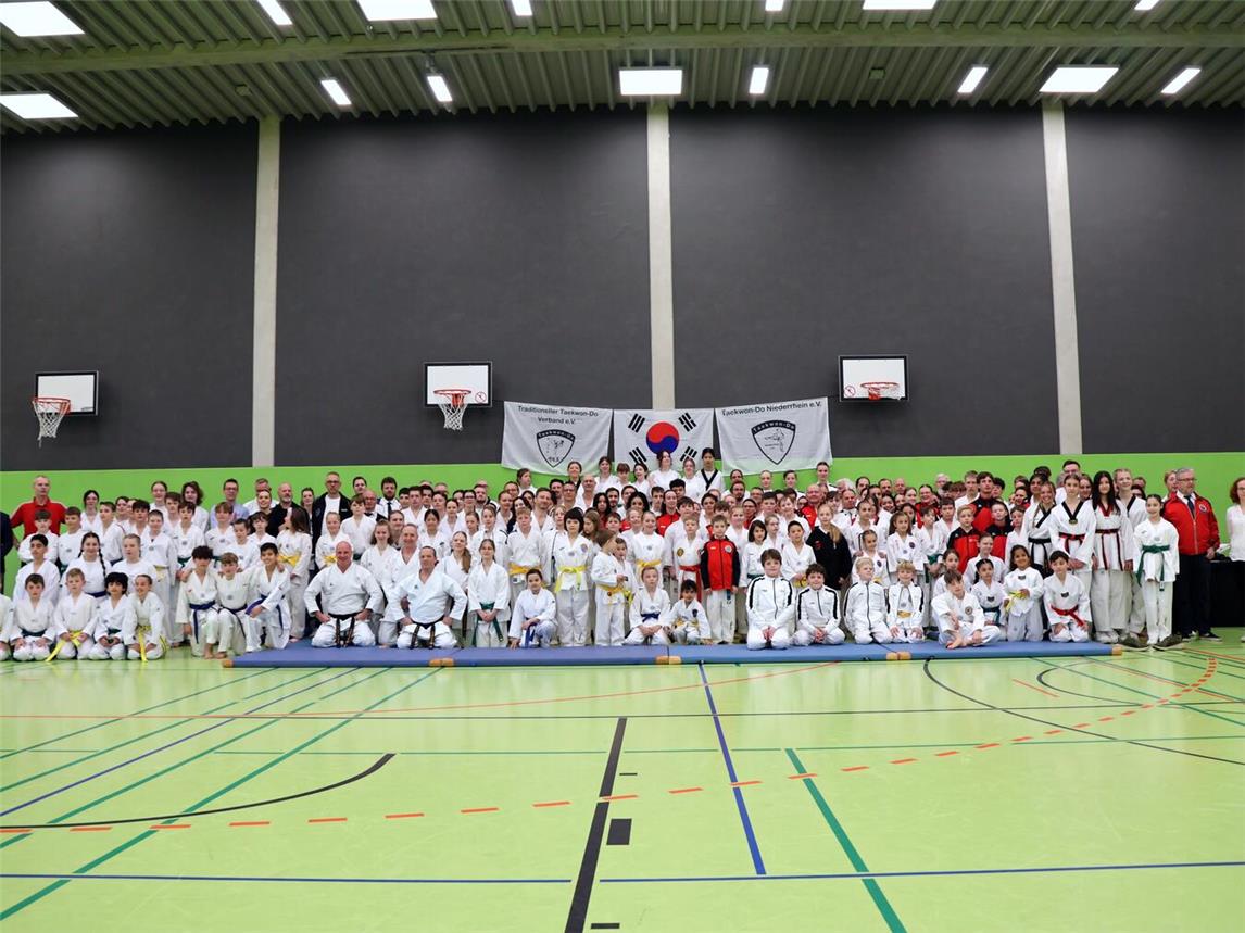 Die Teilnehmer der Deutschen Taekwon-Do-Meisterschaften in Rees. Foto: privat