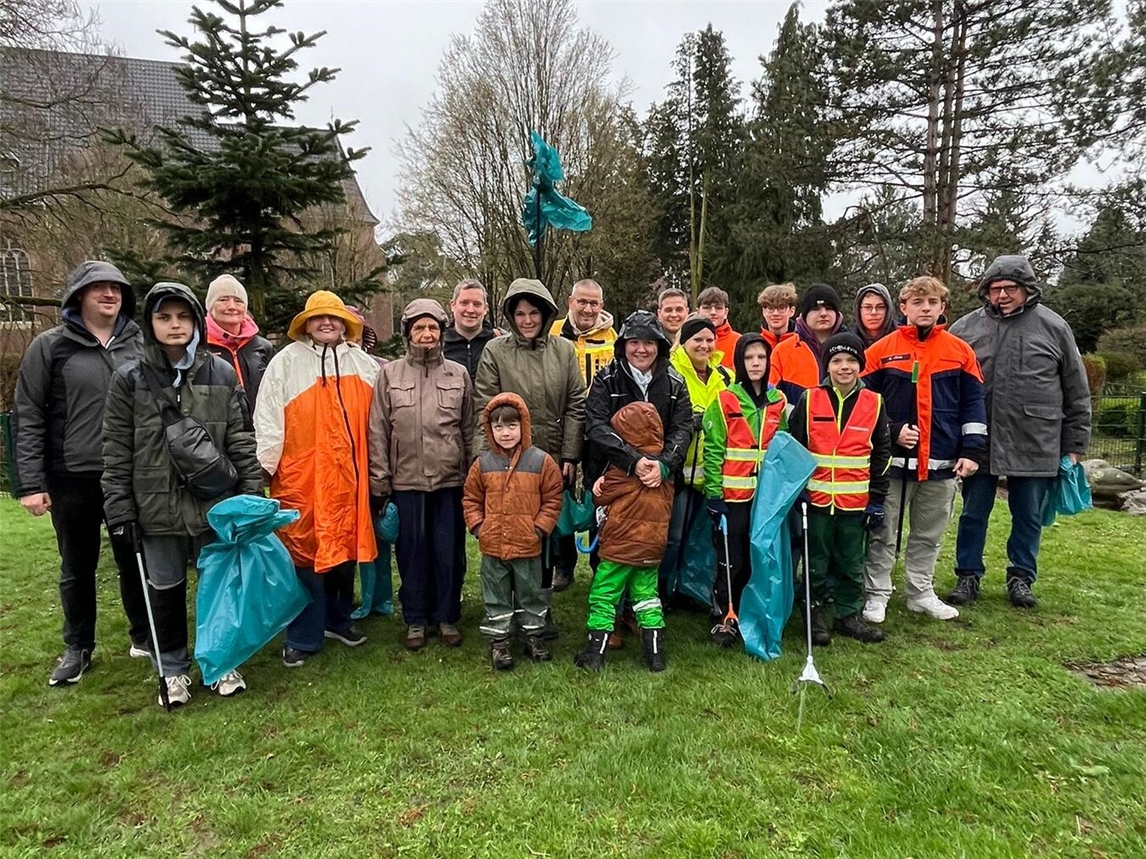 "Teilnehmer Müllsammelaktion 2023 im Einsatz, Umweltbewusstsein fördern"
