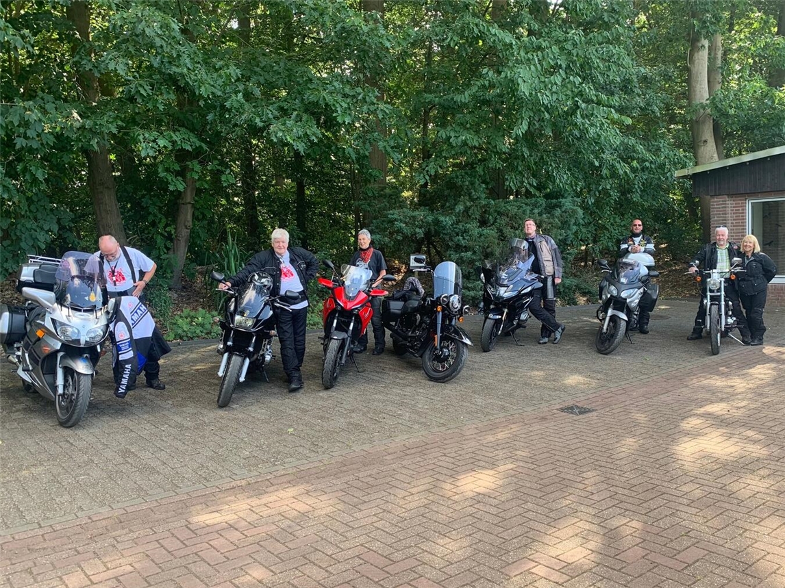 "Teilnehmer der Feierabendtour beim Motorclub Emmerich versammelt auf Motorrädern, Gruppenbild, Freizeitaktivität"