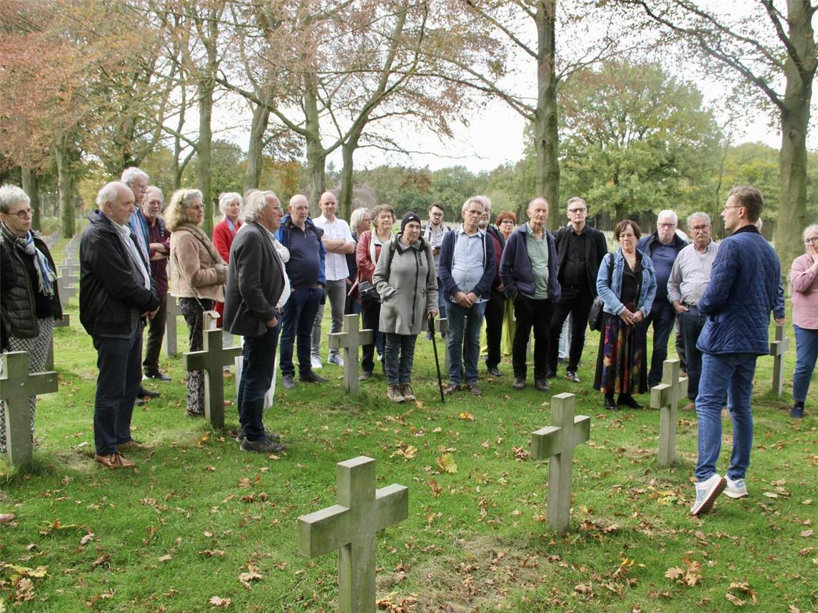 Die Teilnehmer der grenzübergreifende Fahrt an der Kriegsgräberstätte Ysselsteyn. Foto: Peter Hendriks