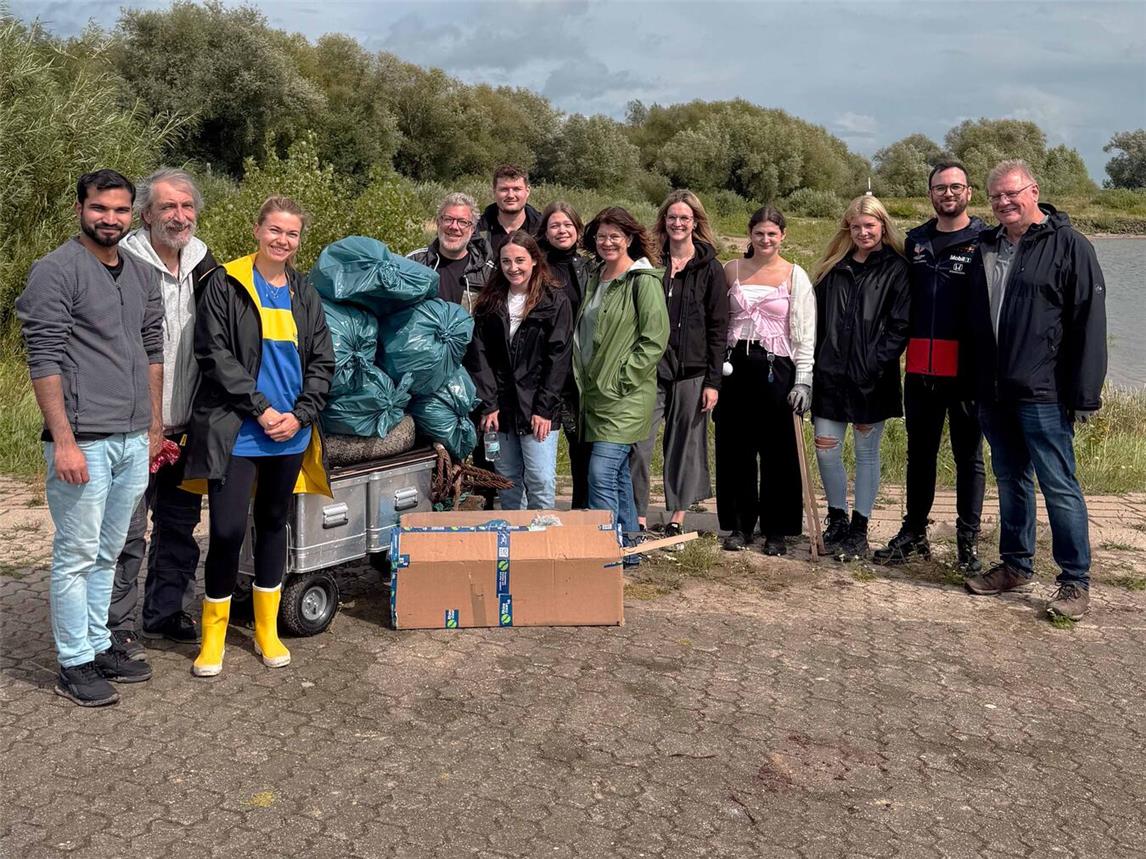 Die Teilnehmer der Müllsammelaktion am Rheinabschnitt des Segelflugplatzes. Foto: Brother