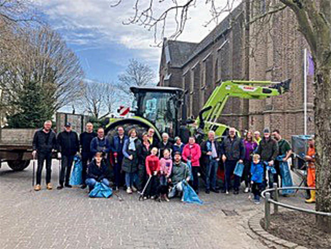 Die Teilnehmer der Müllsammelaktion in Vrasselt. Foto: privat