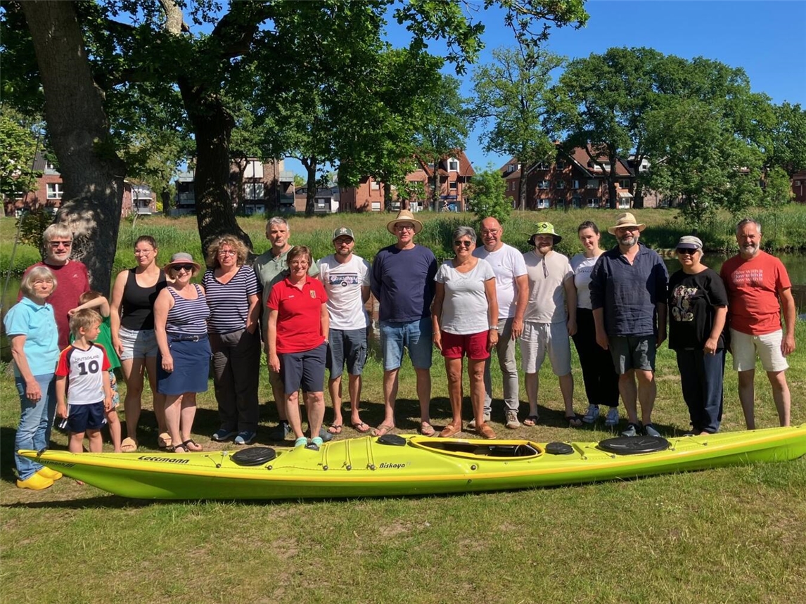 Teilnehmer der Pfingsttour des Reeser Kanu-Clubs auf dem Wasser paddelnd, Freizeitaktivität, Kanusport.