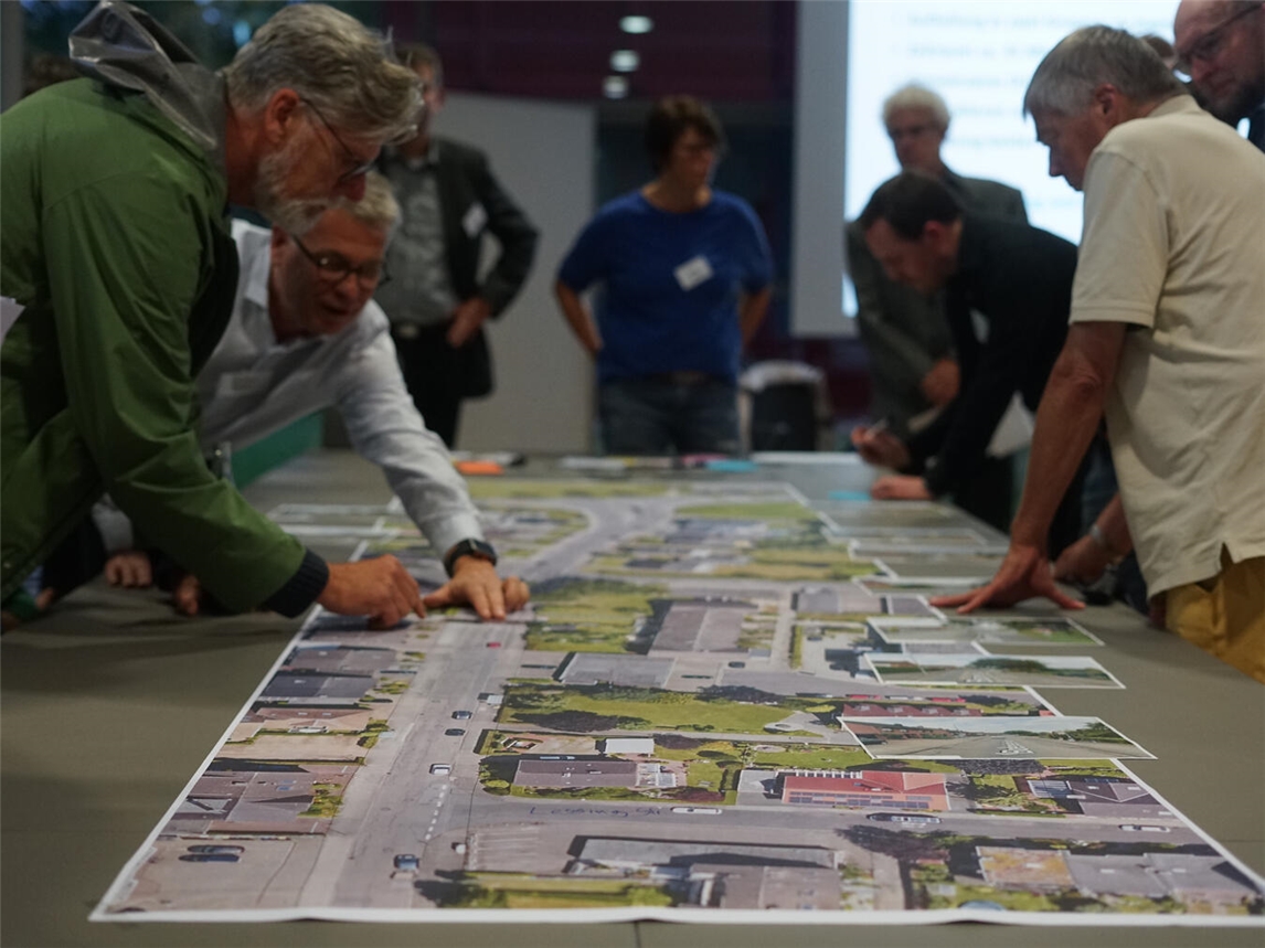 Die Teilnehmer der Planungswerkstatt konnten mithilfe von Luftbildern ihre Ideen für den Boeckelter Weg einbringen.Foto: Stadt Geldern/Terhorst