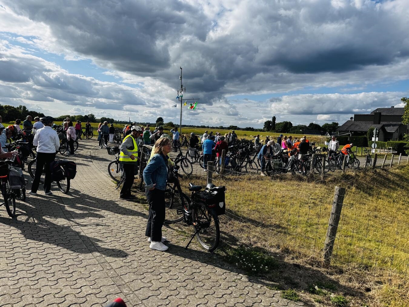 "Teilnehmer der Radtour des Hüthumer Heimatvereins lächelnd auf Fahrrädern, Gemeinschaftsausflug, Freizeitaktivität"