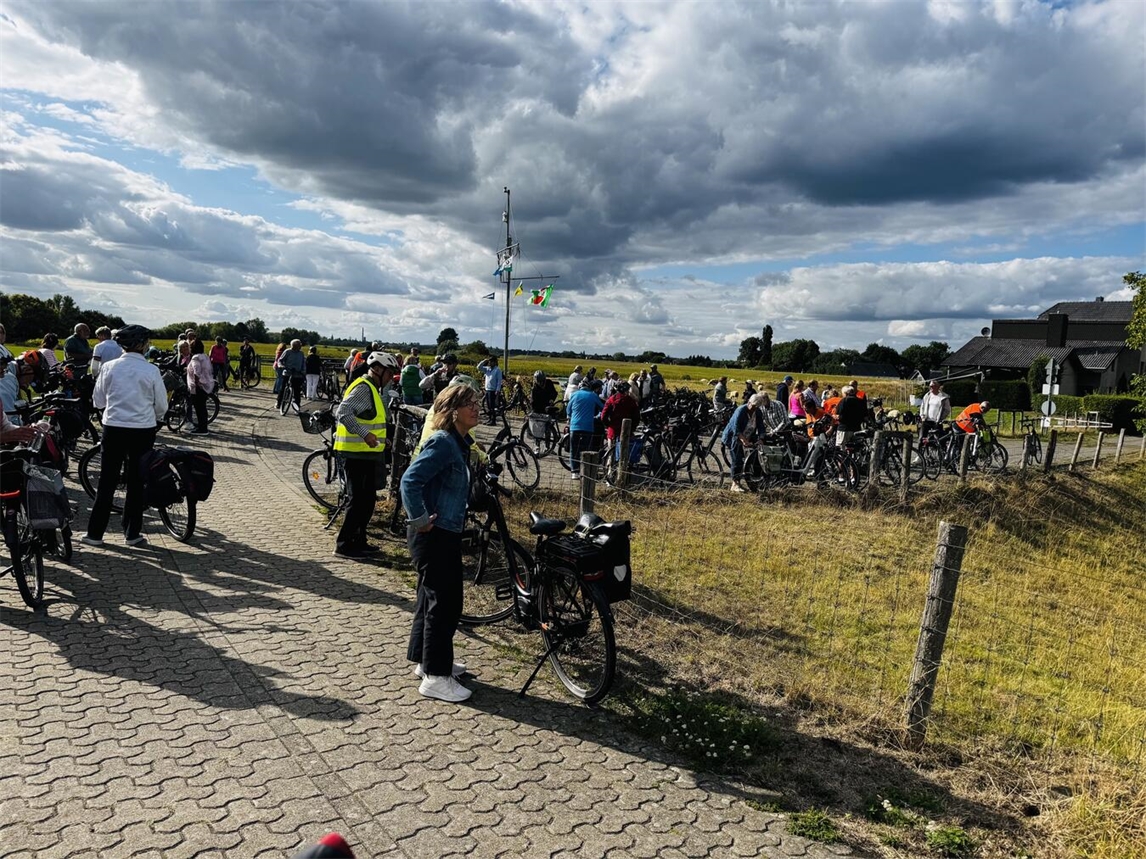 "Teilnehmer der Radtour des Hüthumer Heimatvereins lächelnd auf Fahrrädern, Gemeinschaftsausflug, Freizeitaktivität"