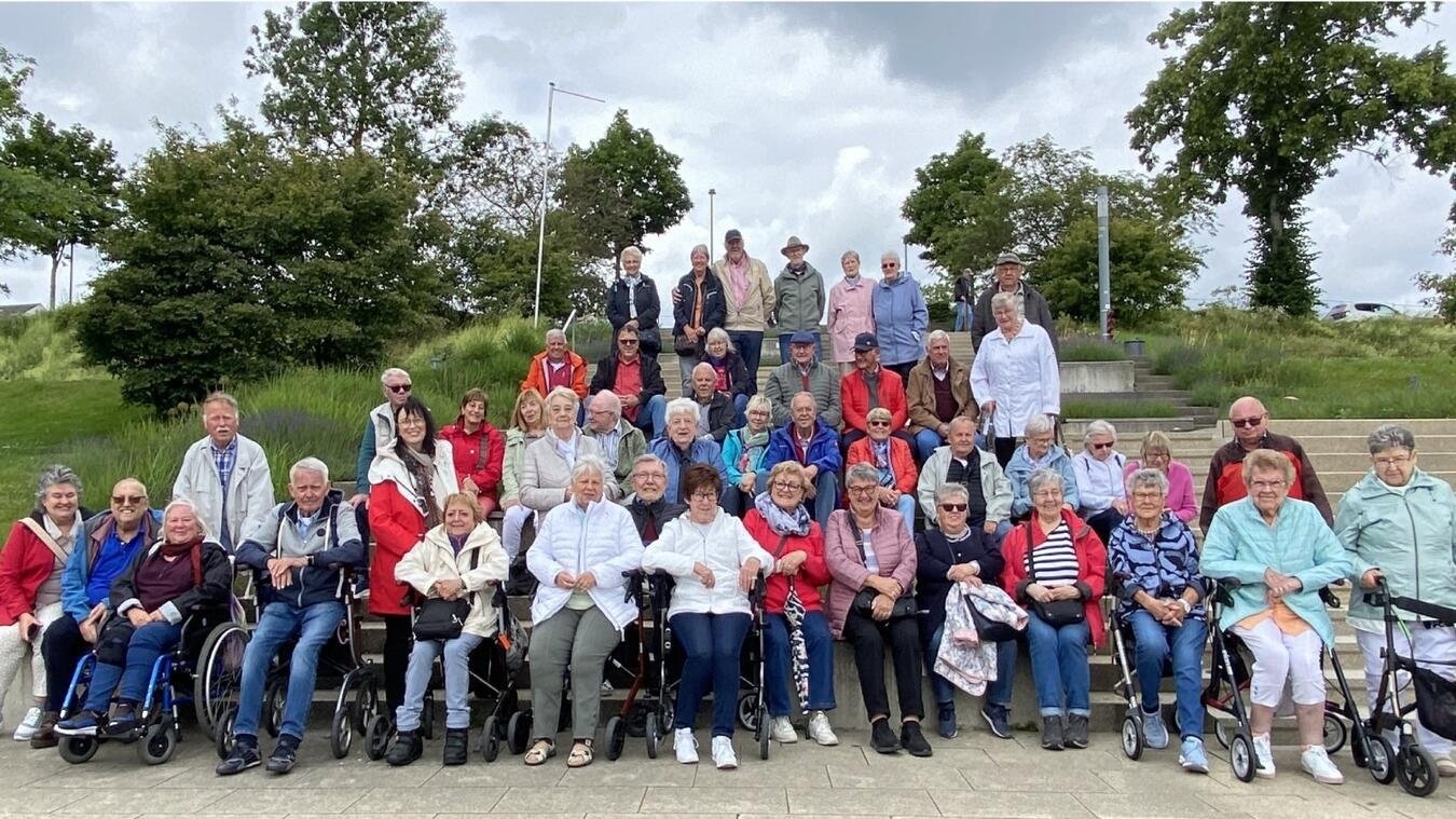 Gruppe von Reiseteilnehmern im Sauerland, lächelnd und begeistert von der Natur, aufgenommen von Helmut Leukers.
