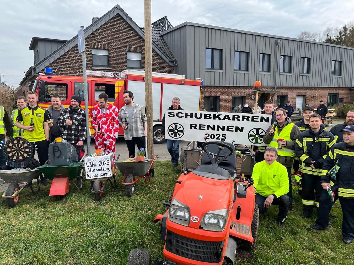 Die Teilnehmer des 22. Schubkarrenrennens in Stenden. Foto: privat