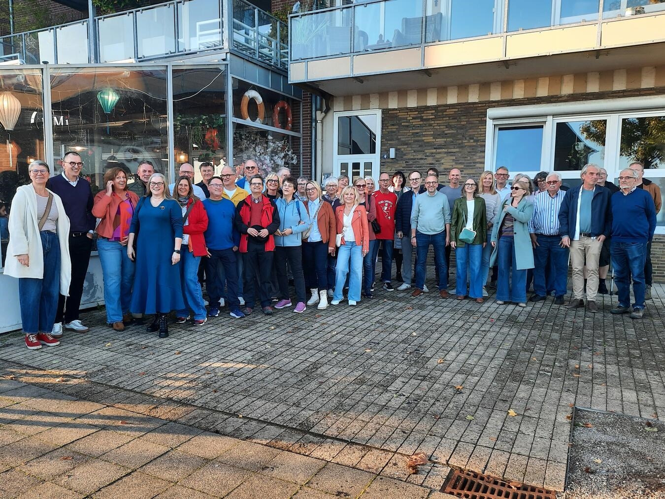 Teilnehmer des 40. Abitur-Jubiläums der Willibrord- und Hansa-Gymnasien in Emmerich, Gruppenfoto, Feierlichkeit.
