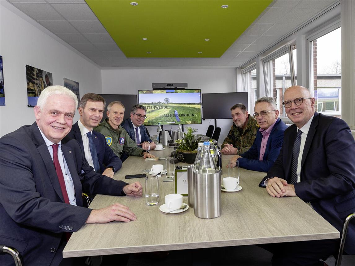 Die Teilnehmer des Besuchs beim neuen „Air Component Command“ in der von-Seydlitz-Kaserne in Kalkar. Foto: Pressestelle Luftwaffe Kalkar / Marvin Ink