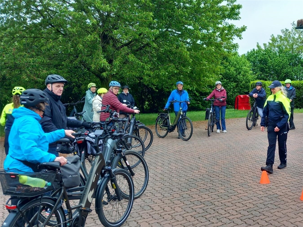 Teilnehmer beim Pedelec-Fahrtraining auf einem Übungsplatz, Sicherheitstraining für E-Bike-Fahrer.