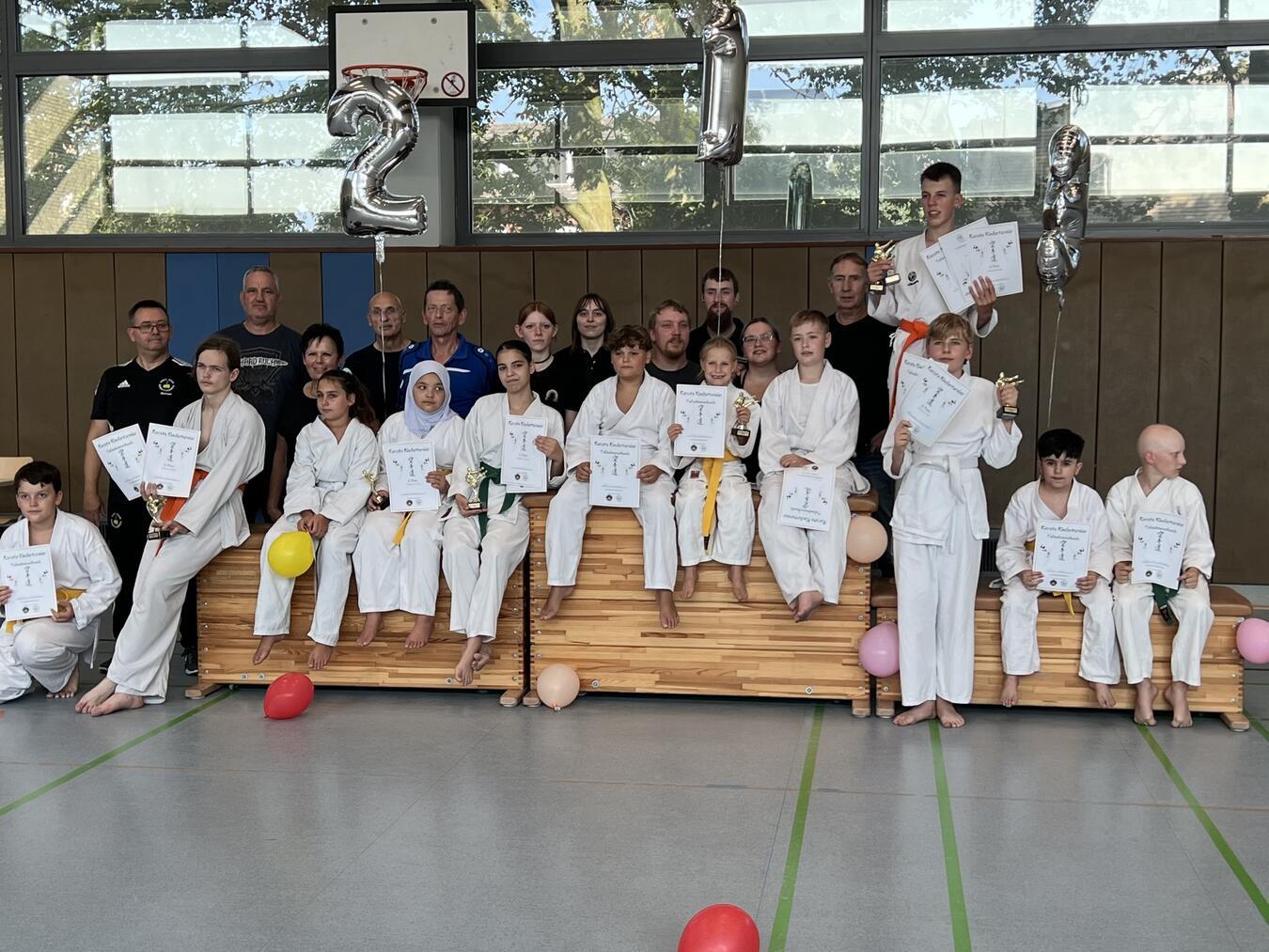 Die Teilnehmer des Gelderner Vereins präsentieren stolz ihre Urkunden und Pokale.Foto: privat