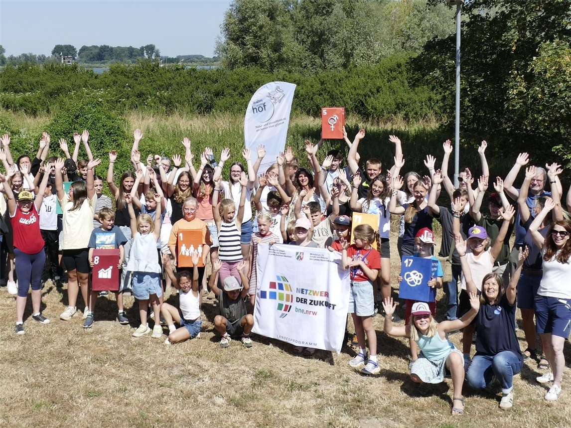 "Teilnehmer beim Netzwerk-Aktionstag am Wahrsmannshof in Rees, Gruppenbild, Event, Gemeinschaft"