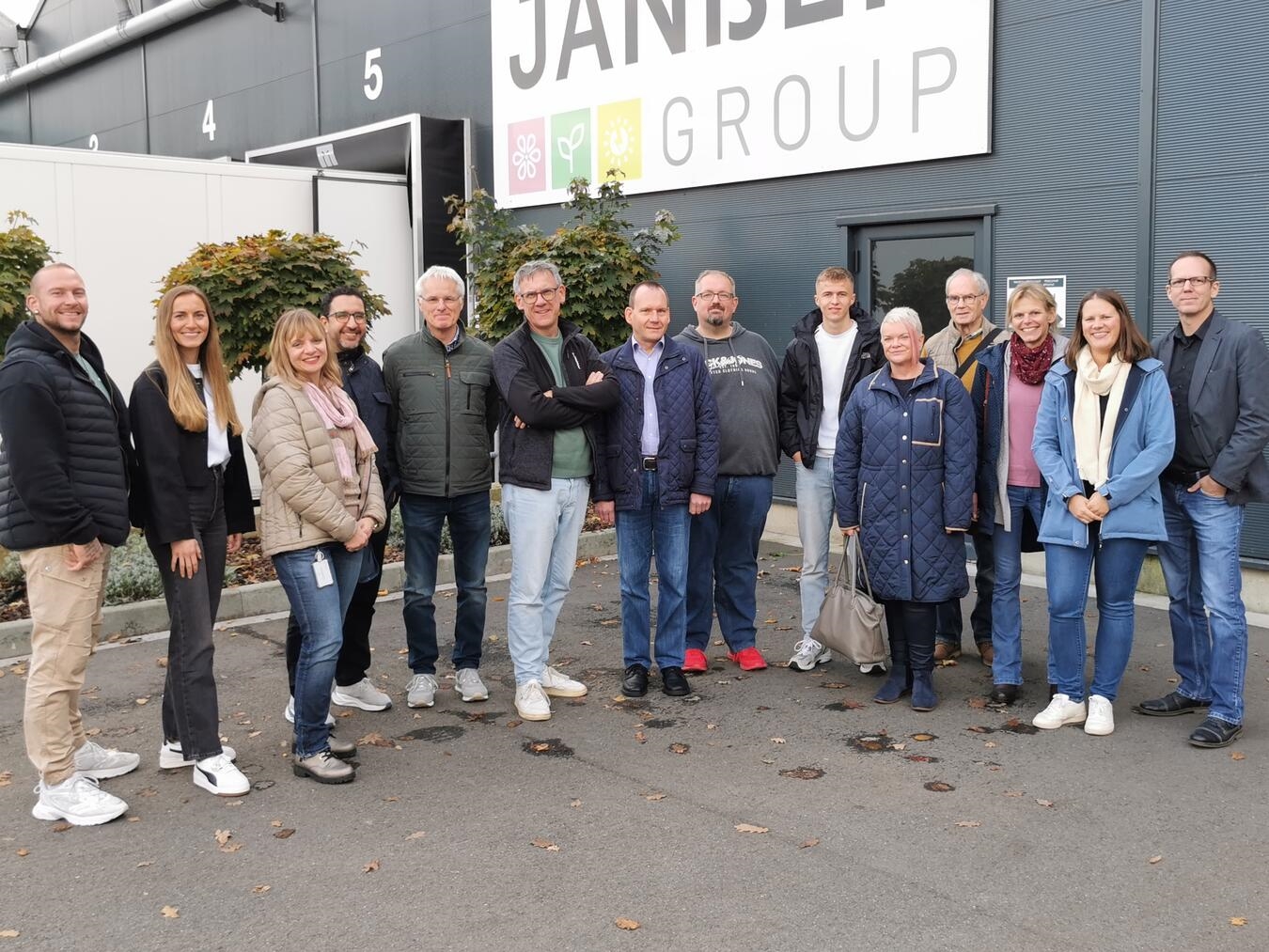 Die Teilnehmer des Netzwerktreffens: (v.l.) Marek und Lavinia Janßen, Melanie Schwemin (Jobcenter Straelen), Rachid Oulfil (KIM Kreis Kleve), Hans-Josef Bruns (BBZ Kleve), Lutz Fischer (Landesverband Gartenbau NRW), Marcel Walterfang, Manuel Dittner, Mike Bonnes-Valkyser (Jobcenter Kevelaer), Anja Lehmann (Agentur für Arbeit), Bernd Leurs (BBZ Kleve), Saskia Elders (KIM Kreis Kleve), Daniela Cox (Wirtschaftsförderung Kevelaer) und Marcus Trappe (Agrobusiness Niederrhein) Foto: Agrobusiness Niederrhein