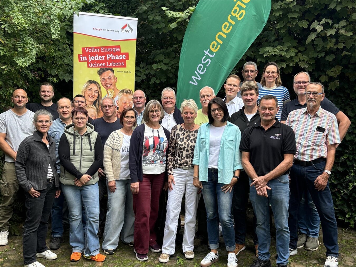 Gruppenfoto der Symposiumsteilnehmer 2026 auf der Konferenz, lächelnd und formell gekleidet.