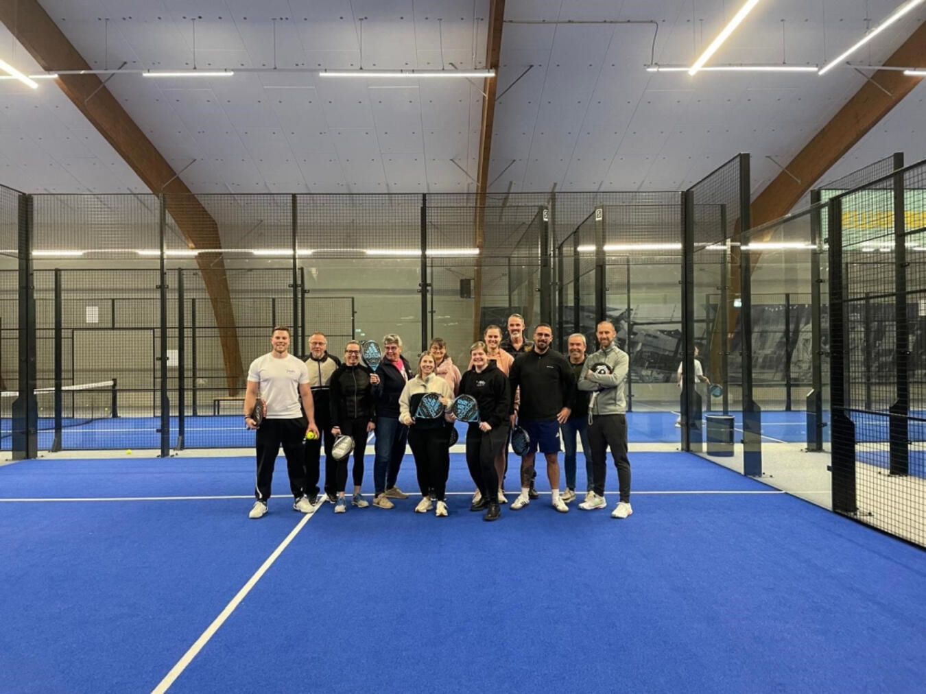 Die Teilnehmer des Unternehmerabends der WfG Emmerich beim Peakz Padel Club Kleve. Foto: WfG Emmerich