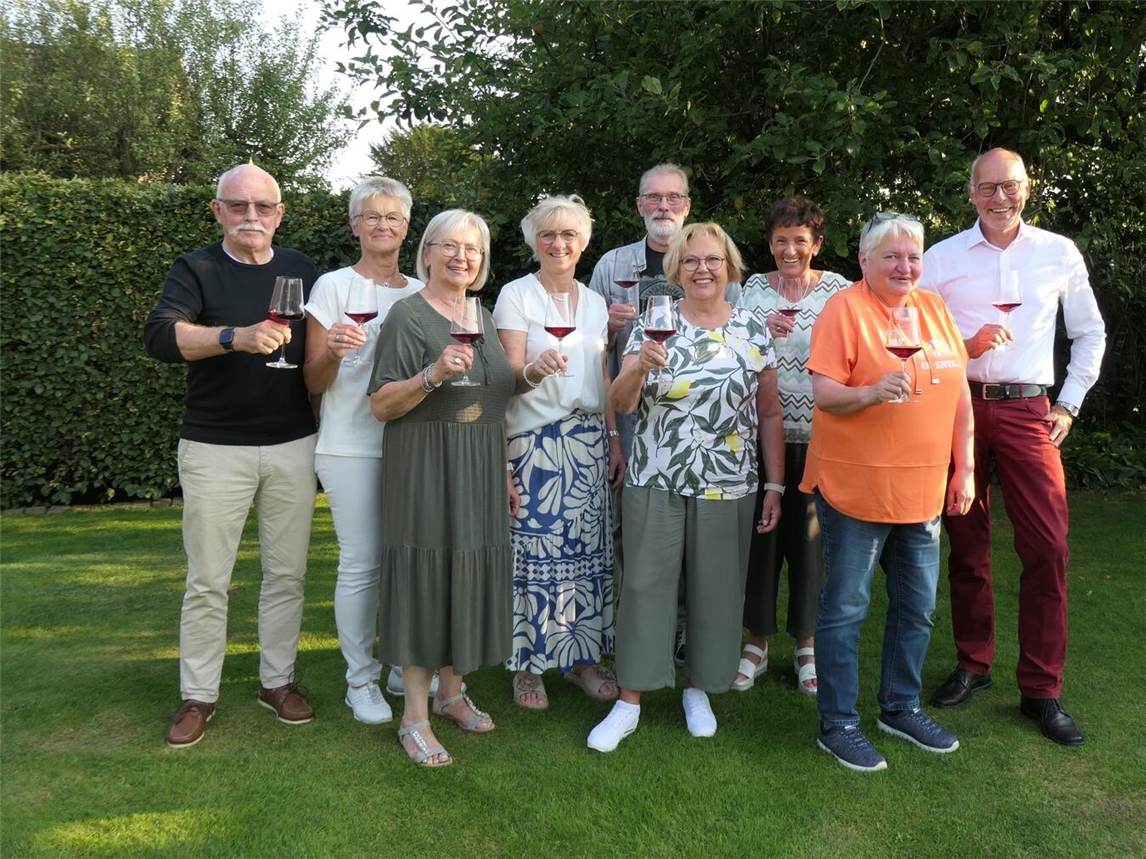 Die Teilnehmer des Weinseminars (v.l.): Theo Langenberg, Annelene Pipenbacher, Antonia Richartz, Annegret Peters, Gerd Baustian, Hannegret Langenberg, Eveline Orthey, Ulrike Beekmann-Graf und Johannes Janßen. Foto: privat