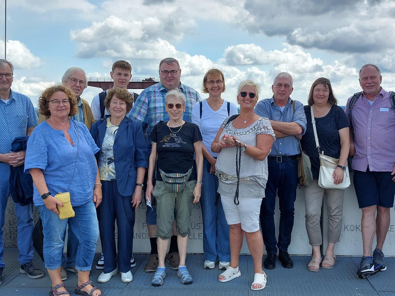 Die Teilnehmer einer Gruppe auf der Aussichtsplattform. Foto: Claudia Boßmann