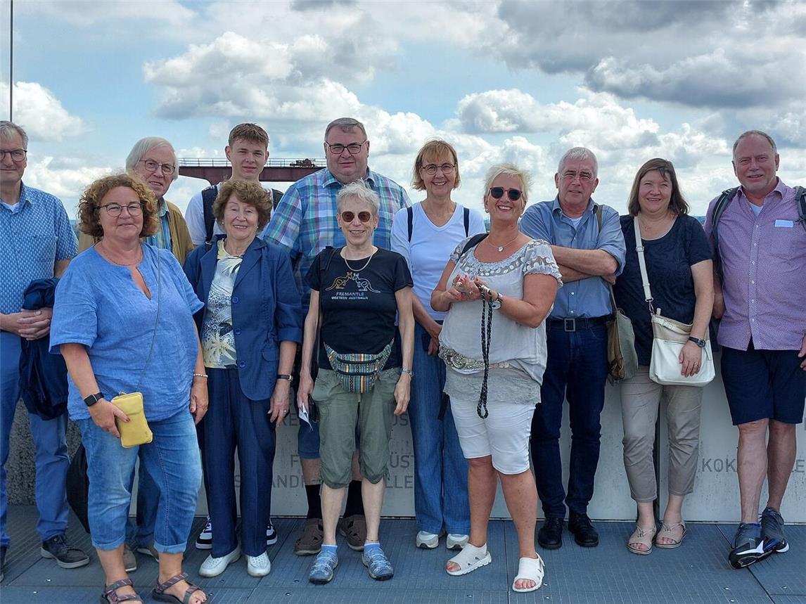 Die Teilnehmer einer Gruppe auf der Aussichtsplattform. Foto: Claudia Boßmann
