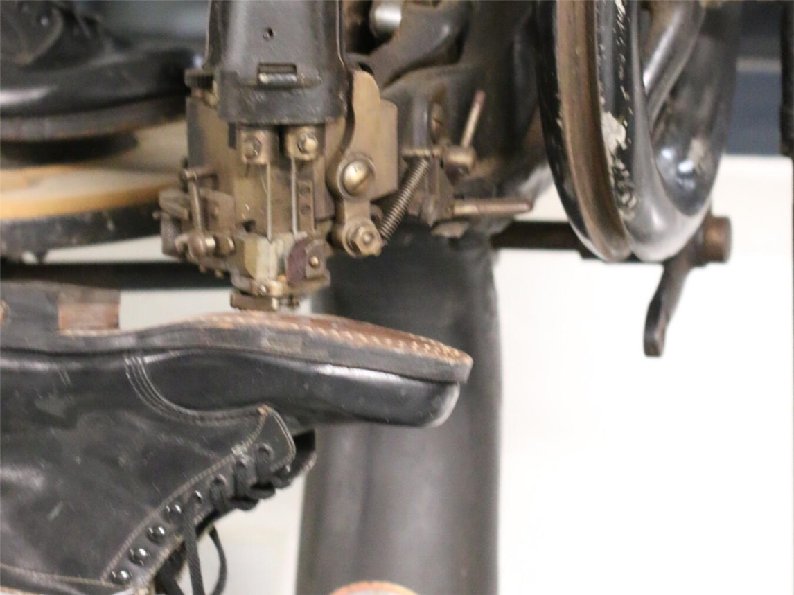 Die Teilnehmer erfahren auch, wie Schuhe hergestellt wurden. Foto: Schuhmuseum