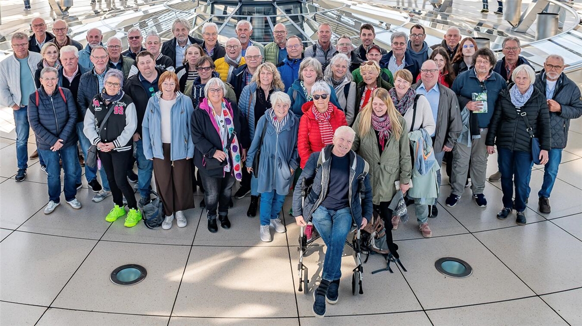 "Teilnehmer genießen spannende Veranstaltung in Berlin, StadtLandMensch-Fotografie"
