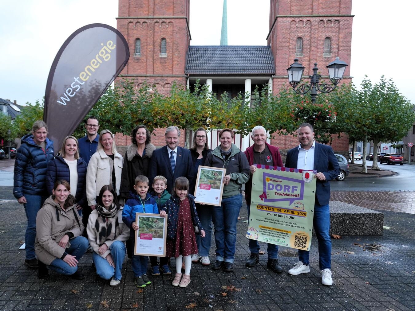 Die Teilnehmer freuen sich über das herausragende Engagement der Preisträger in Sachen Klimaschutz. Foto: Stadt Uedem