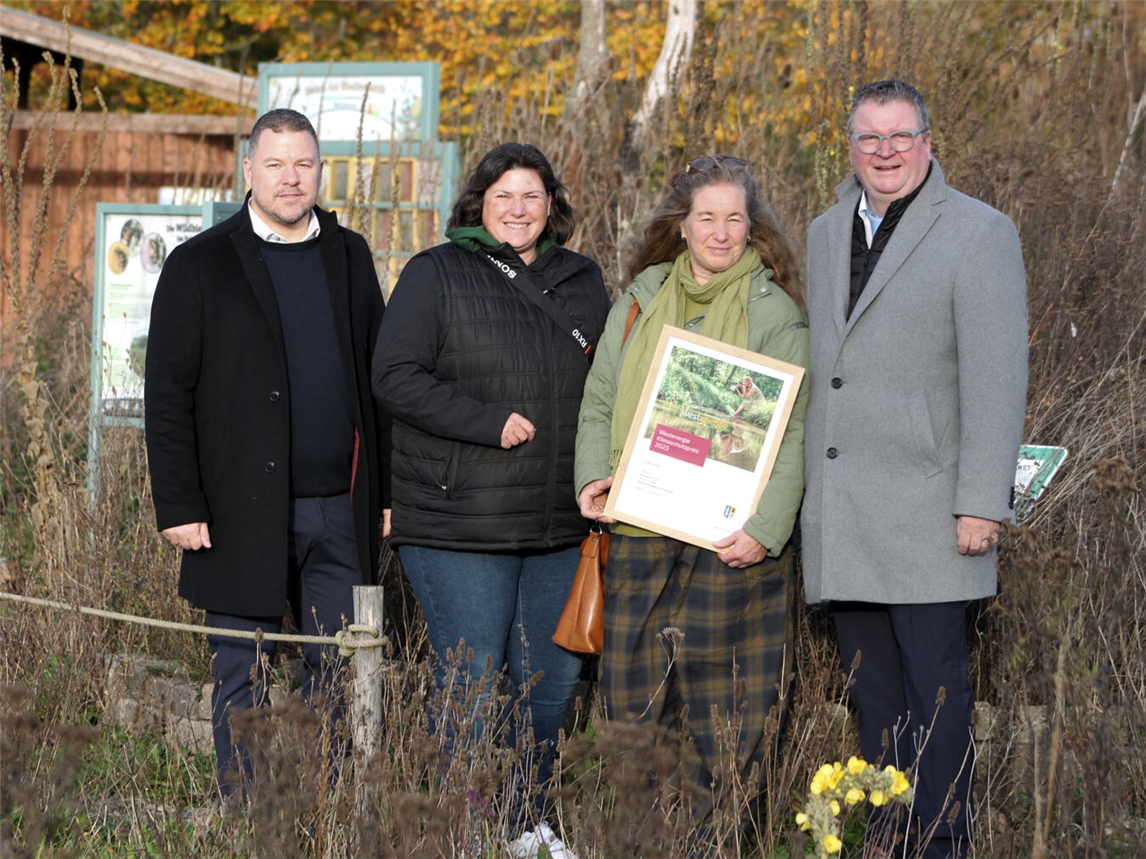 Die Teilnehmer freuen sich über das herausragende Engagement der Preisträger in Sachen Klimaschutz. Foto: Gemeinde Weeze