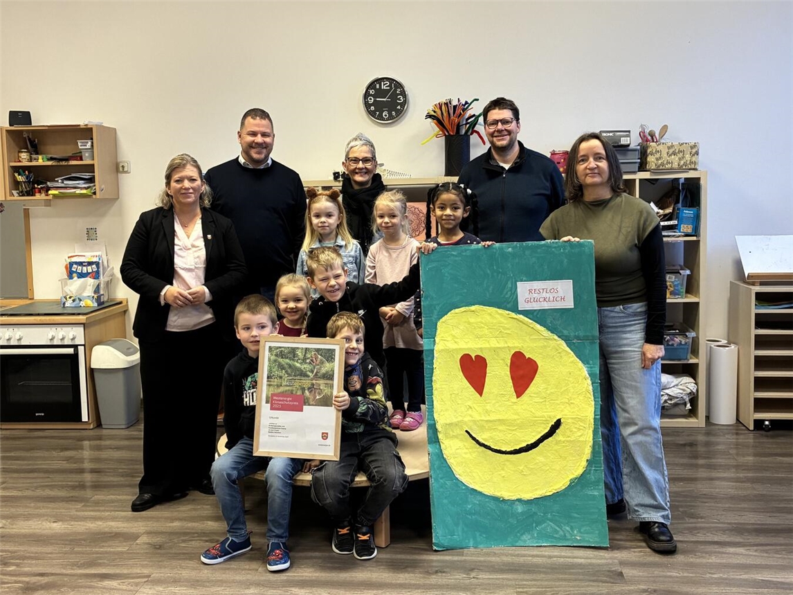 Die Teilnehmer freuen sich über das herausragende Engagement der Preisträger in Sachen Klimaschutz. Foto: Westenergie