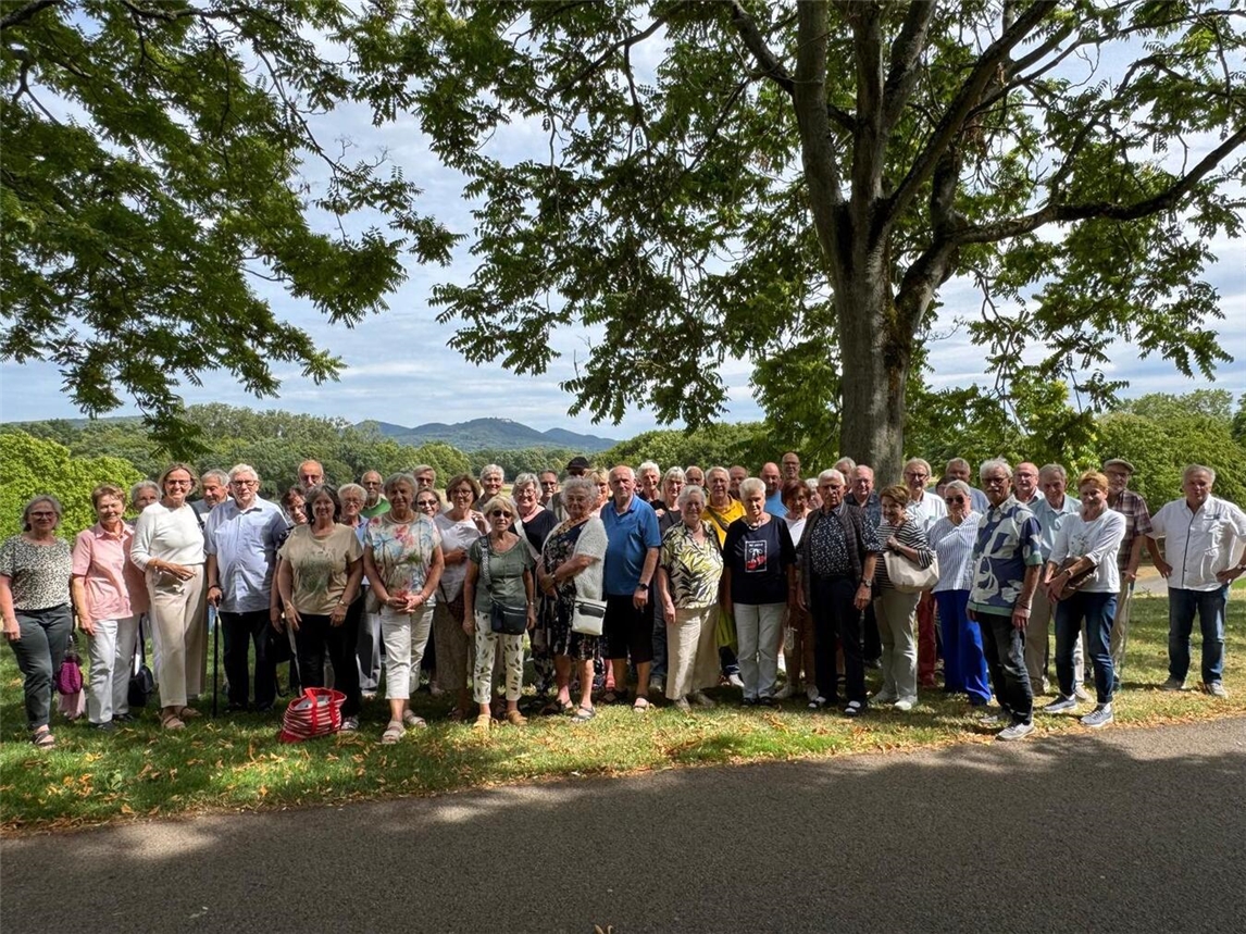 "Teilnehmer genießen Ausflug mit neuen Eindrücken, Gruppenfoto im Freien, SU Kalkar-Uedem"
