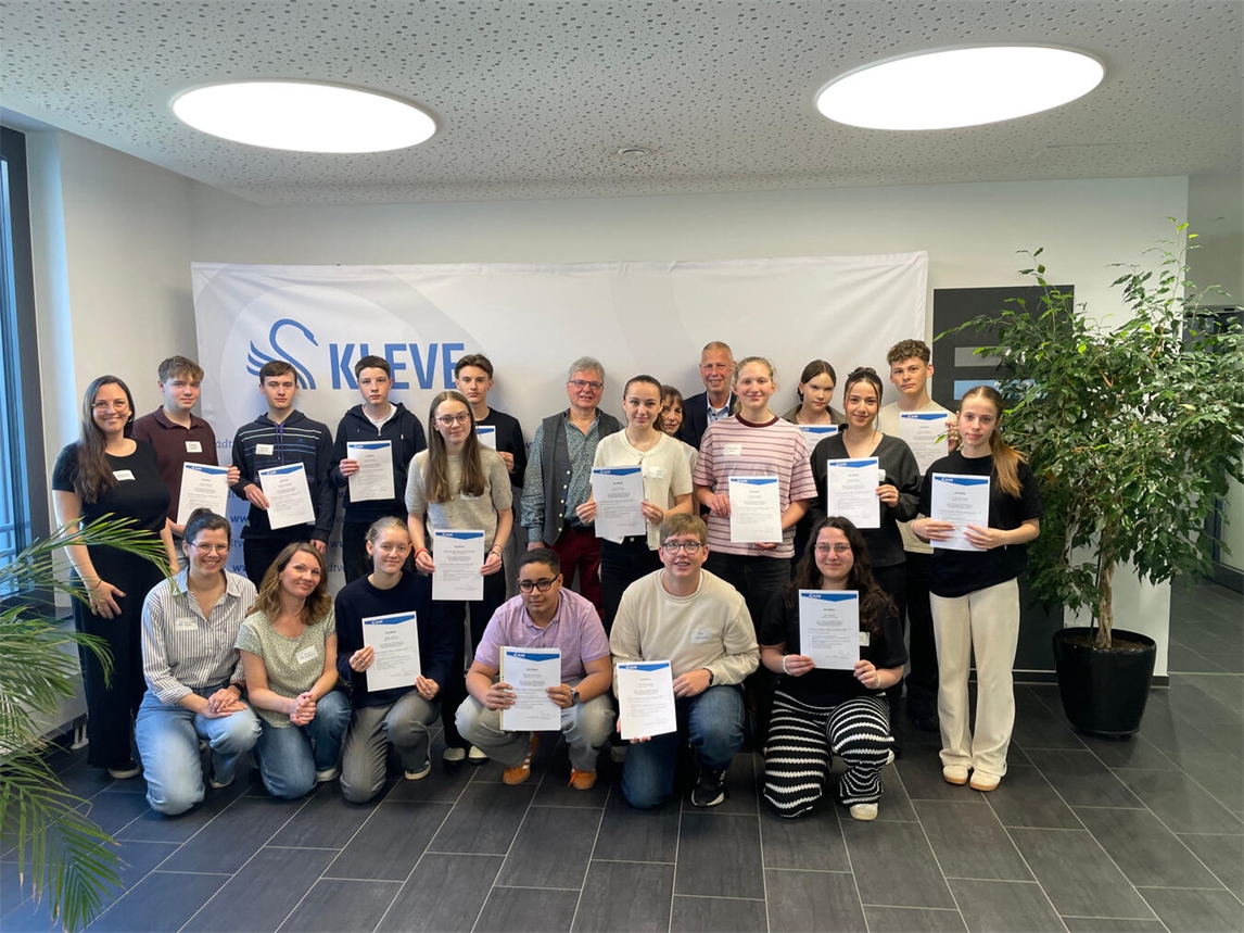 "Teilnehmer des kommunalpolitischen Praktikums 2026 in Kleve, Gruppenfoto vor dem Rathaus"
