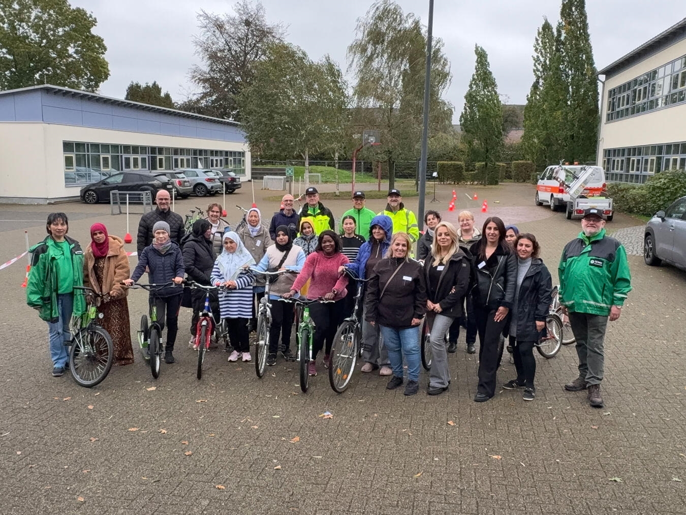 "Teilnehmerinnen beim Radfahrtraining im Freien, Sicherheit und Spaß beim Radfahren, Foto von Torsten Matenaers"