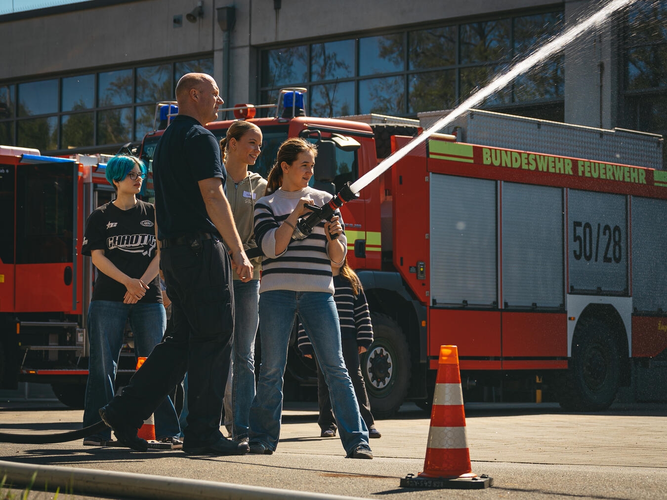 "Frauenfeuerwehr beim Löschangriff: Kraft und Präzision im Einsatz gegen Wasserdruck"
