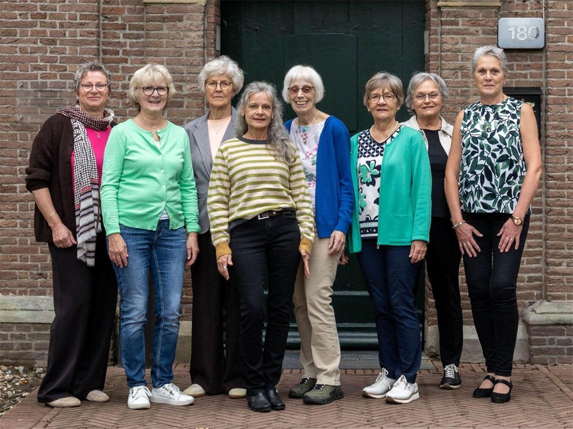 Teilnehmerinnen der KBW-Gruppe „Wild“ vor Schlösschen Borghees: Anne Berendsen, Karin Holtermann und andere. Foto: Kornelia Kestin-Furtmann.
