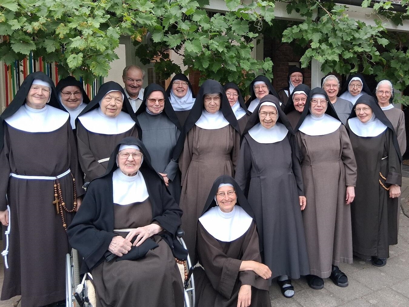 "Teilnehmerinnen im Garten des Klarissenklosters unter altem Weinstock beim Treffen, Foto privat"