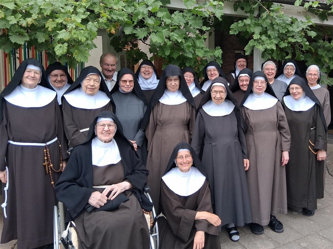 "Teilnehmerinnen im Garten des Klarissenklosters unter altem Weinstock beim Treffen, Foto privat"