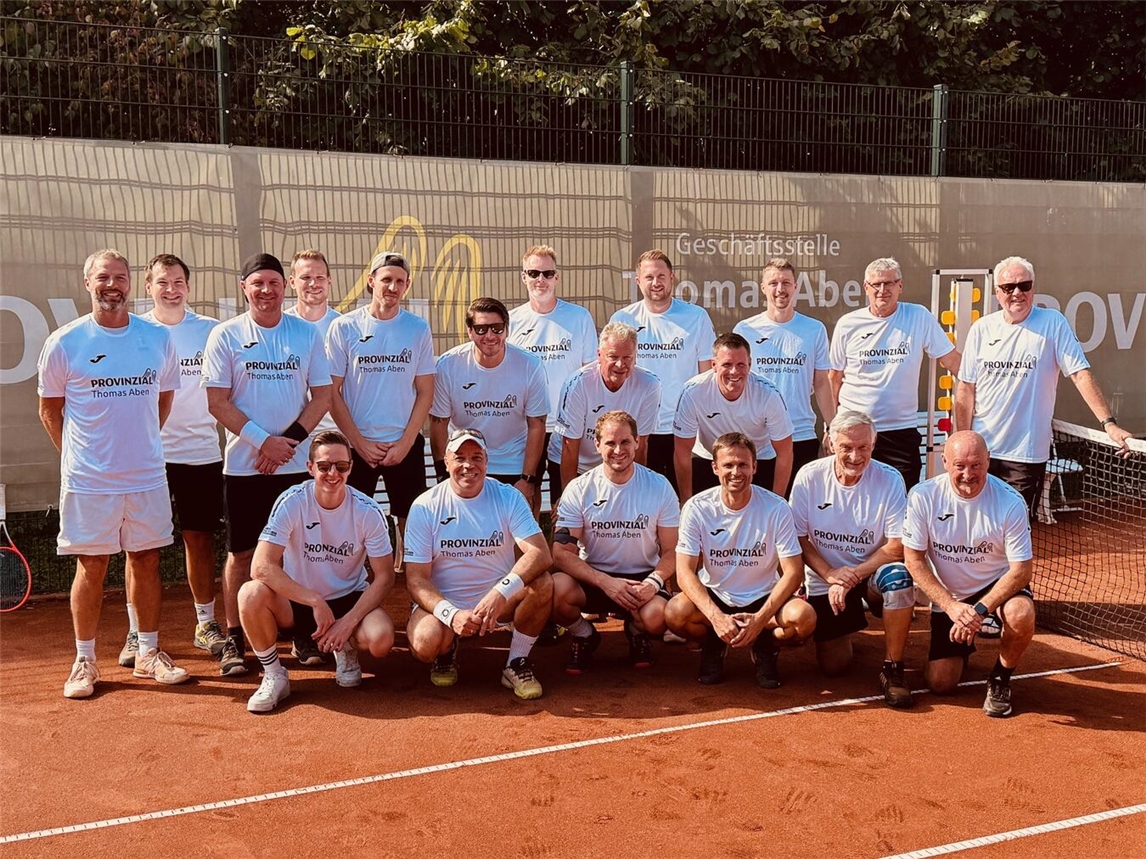 Die Tennis-Herren freuen sich über ihre neue Sportkleidung. Foto: privat