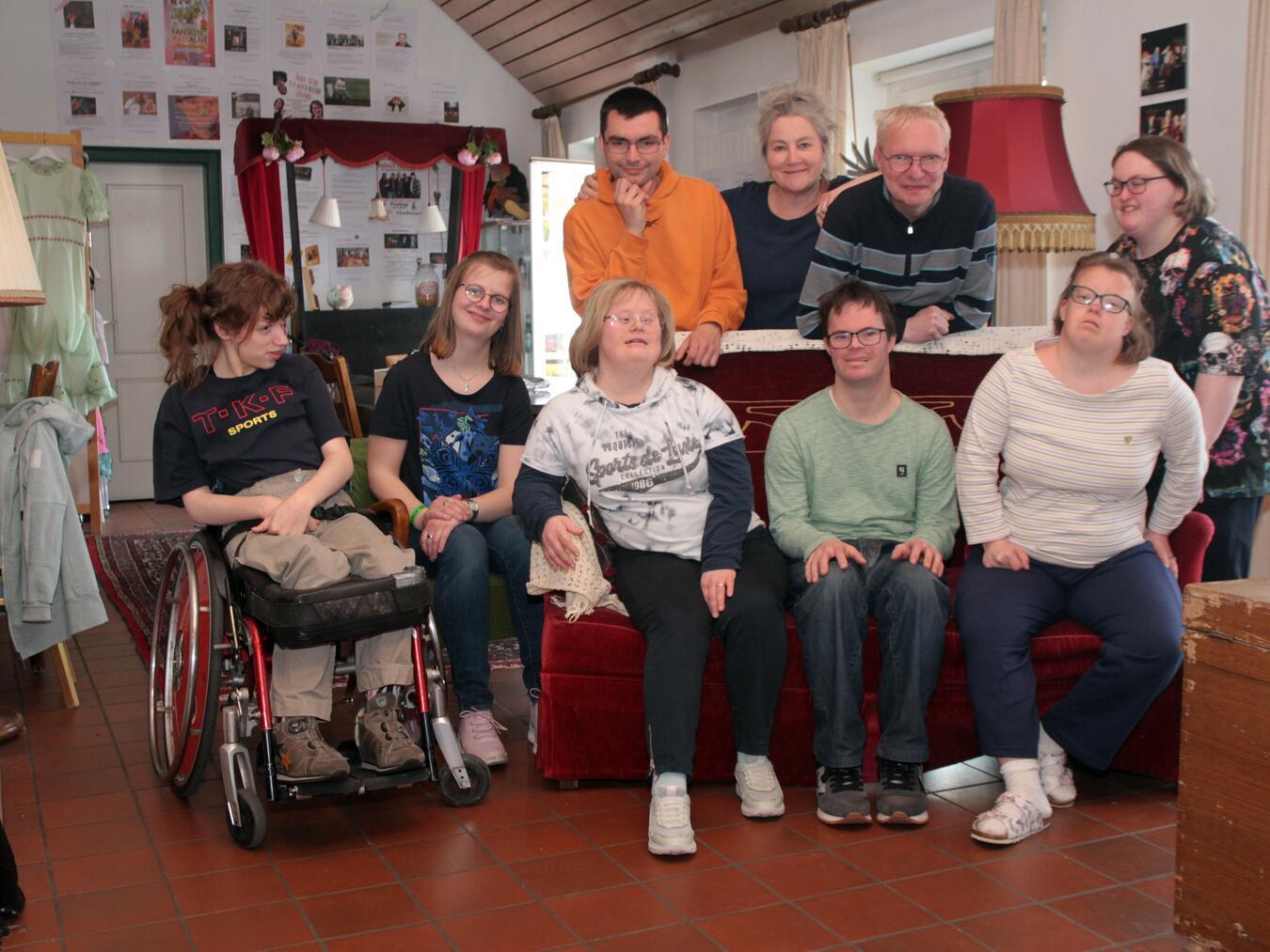 Die Theatergruppe „Paraplu“ der Theater- und Kulturwerkstatt Haldern zeigt eine kurze Performance. Foto: privat