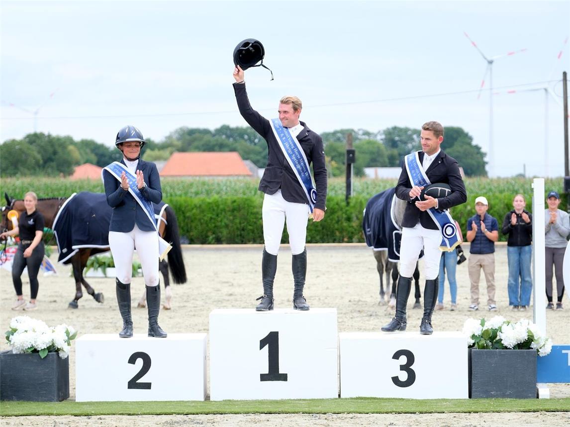 Die Top-Drei im letzten Finale des Tiemeyer x Hetzel Young Horse Masters: Josch Löhden (m.), Elisabeth Meyer (l.) und Laurens Houben (r.). Foto: Thomas Hartwig