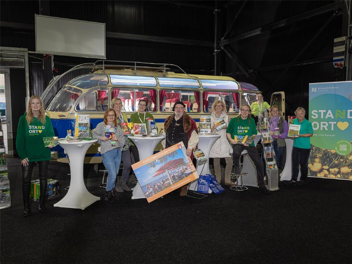 Die Tourismus-Experten im Kreis Kleve gaben den interessierten Gästen der GreenLive einen Überblick über ihre zahlreichen touristischen Angebote. Ein Blickfang war wieder der Oldtimerbus des Reisebüros Dix aus den 1960er Jahren. Foto: © Axel Breuer