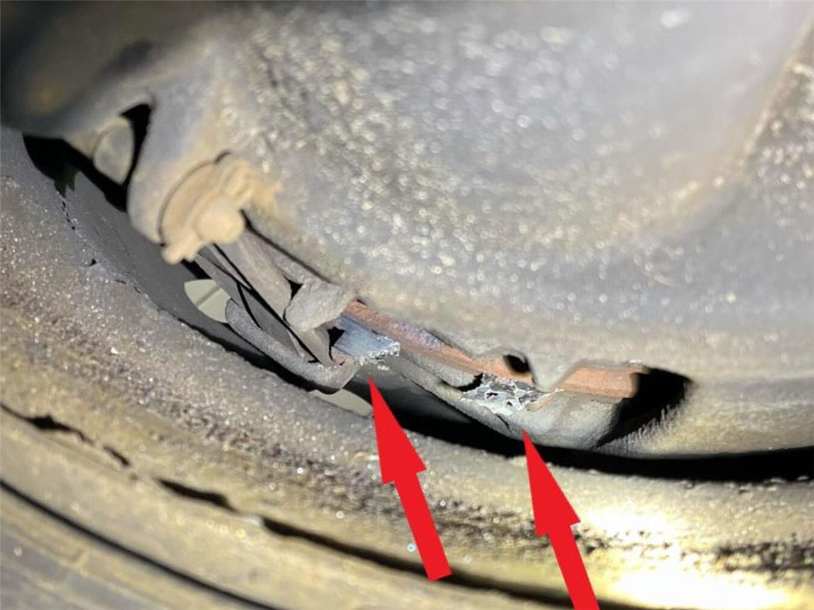 Die Trägerplatte des Bremsklotzes verglühte fast vollständig im Bremssattel. Foto: Polizei