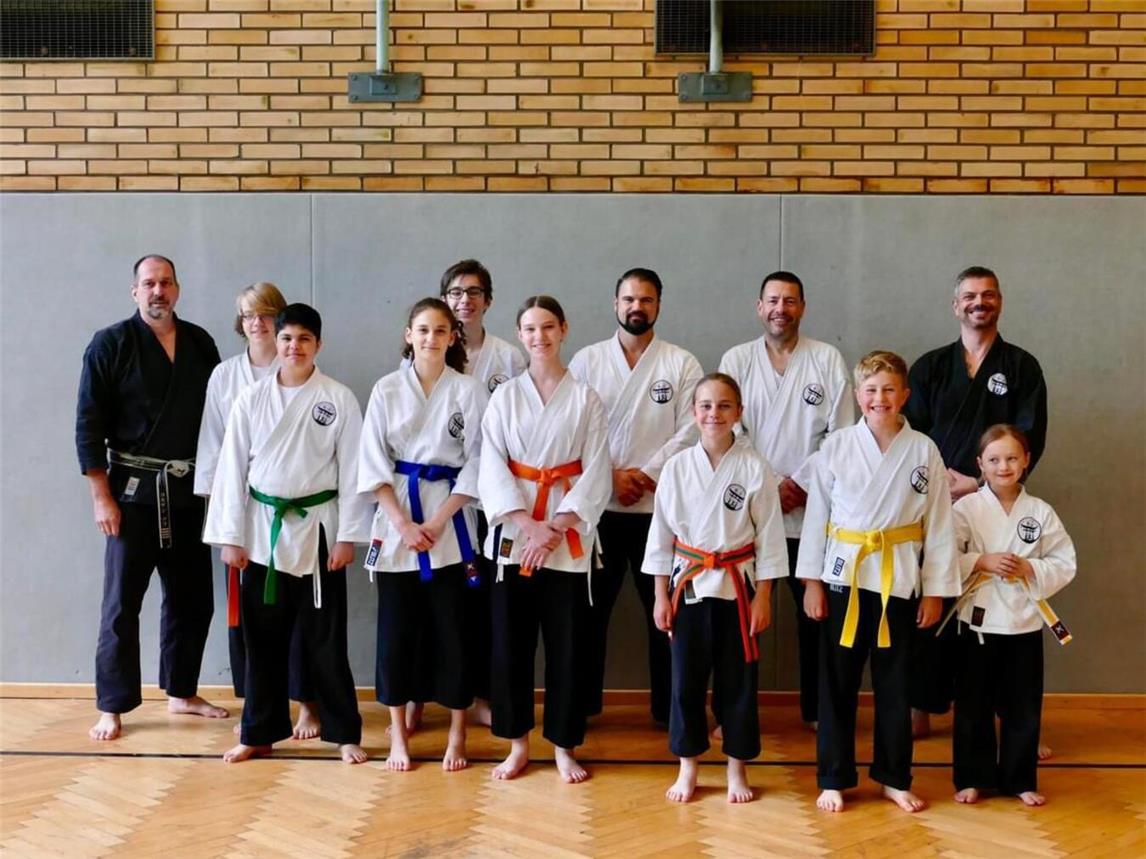 Die Trainer gratulierten ihren fleißigen Schülern. Foto: Karate-Dojo-Kleve